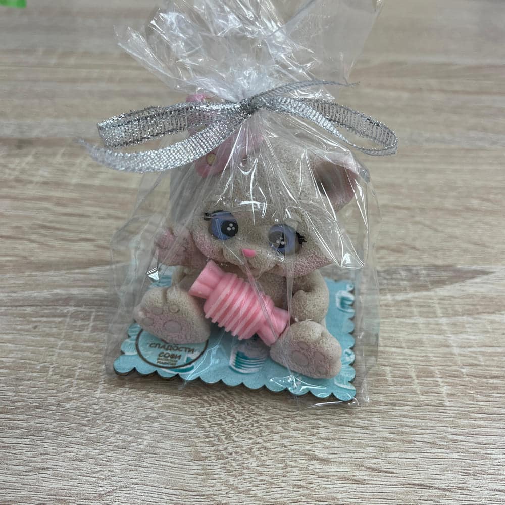 Фигурка "Котик в колпачке и с кофетой" бежевый с розовым из глазури (ГФК009/1/Б/Р) Фигурка "Котик в колпачке и с кофетой" бежевый с розовым из глазури (ГФК009/1/Б/Р)