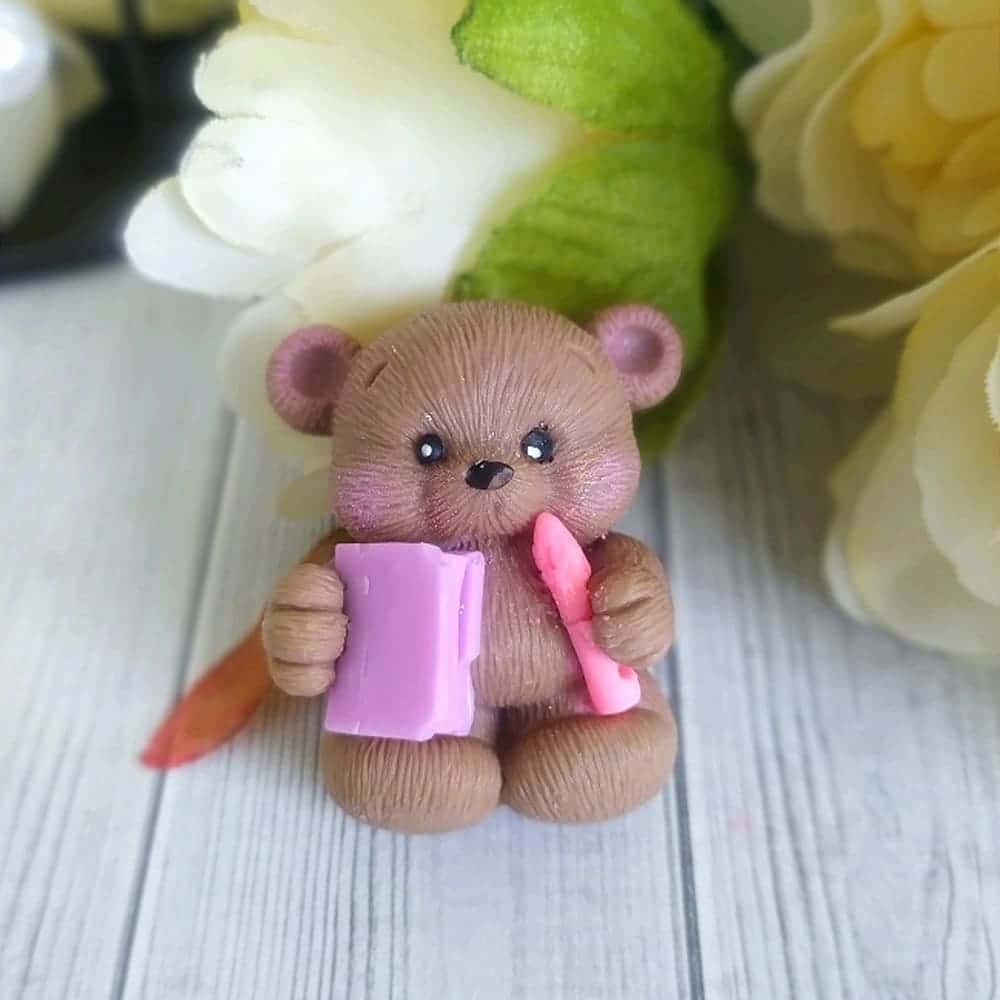 Фигурка Мишка с книгой и карандашом 2D, коричневый (ГФ1С010) Фигурка Мишка с книгой и карандашом 2D, коричневый (ГФ1С010)