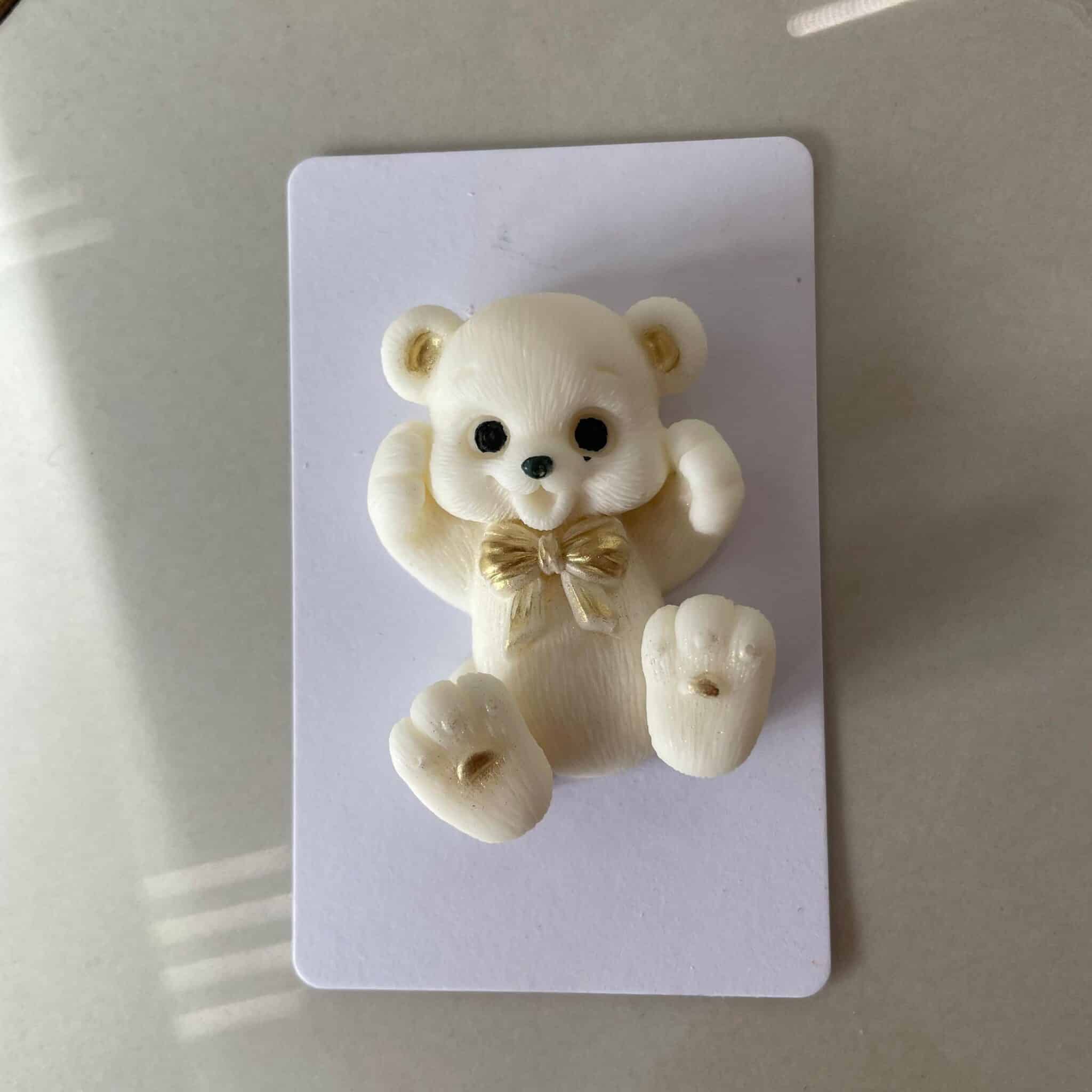 Фигурка Мишка мини с бантом, белый/золото из глазури Фигурка Мишка мини с бантом, белый/золото из глазури