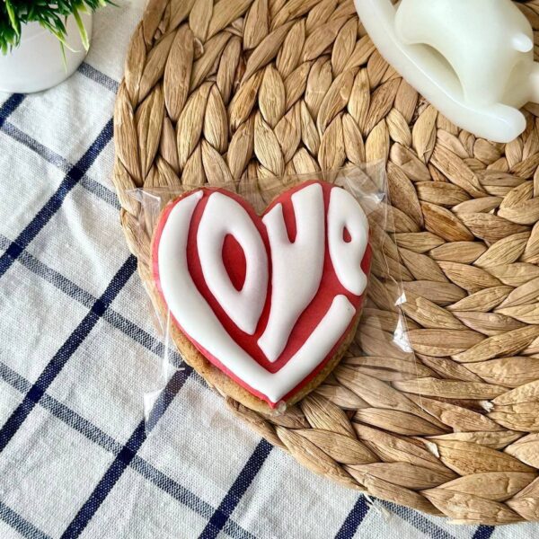 Пряник Сердце Большое LOVE на красном