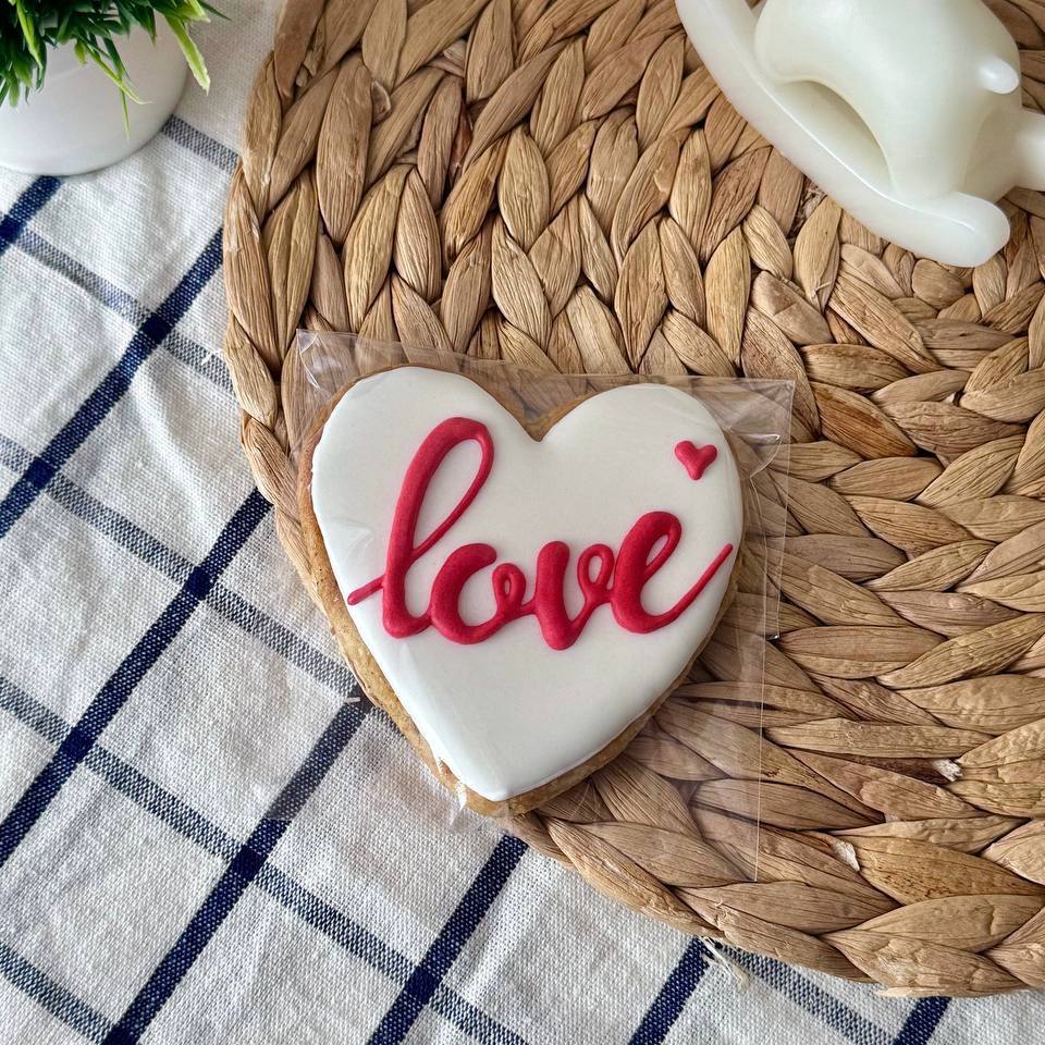 Пряник Сердце большое LOVE на белом Пряник Сердце большое LOVE на белом