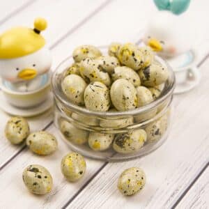 Драже шоколадное с миндалем (ЯЙЦА) бежевые с желтым, 50г.