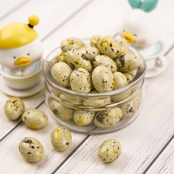 Драже шоколадное с миндалем (ЯЙЦА) бежевые с желтым, 50г.